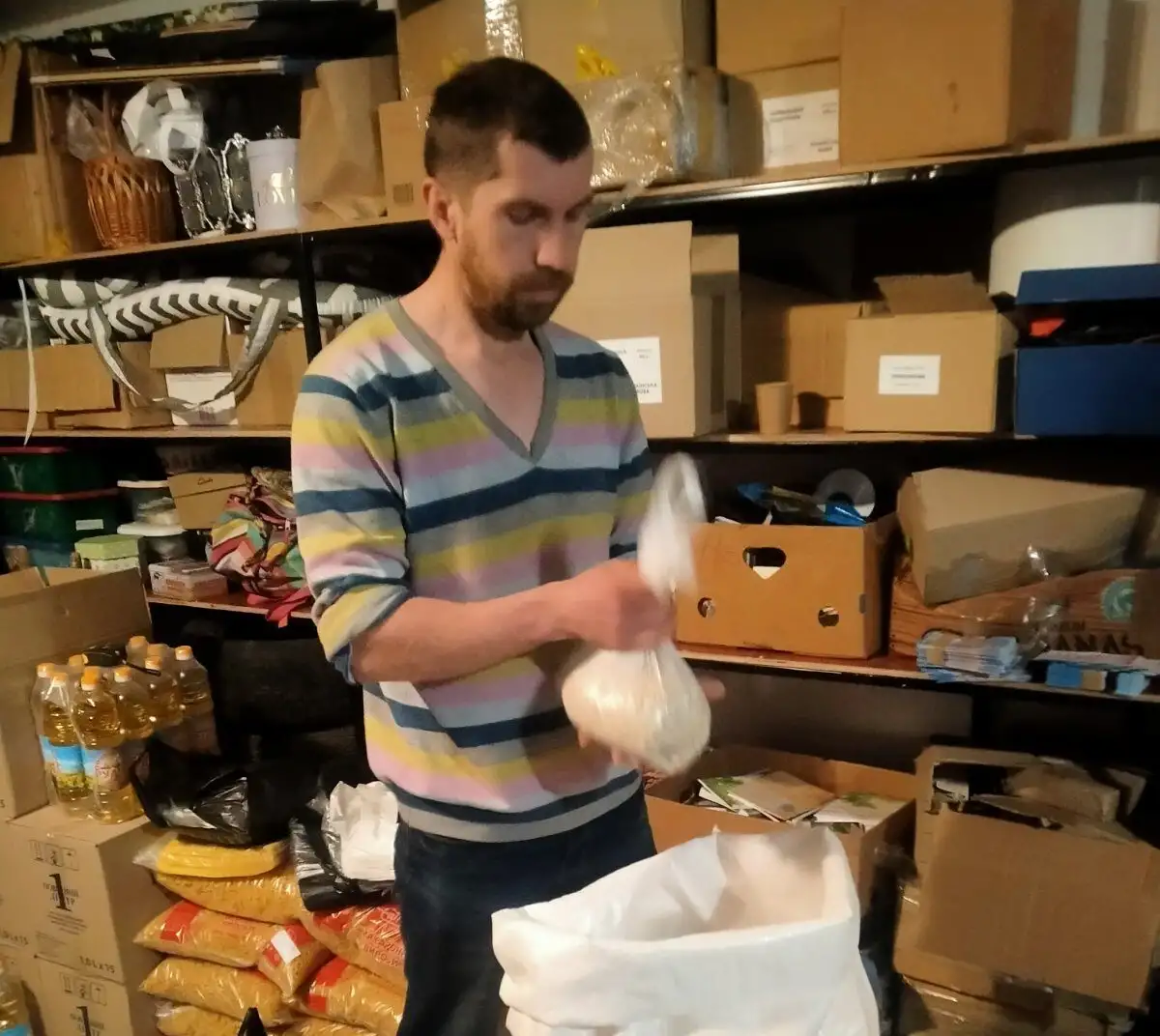 Ровно: волонтеры организовали продуктовый склад для помощи людям