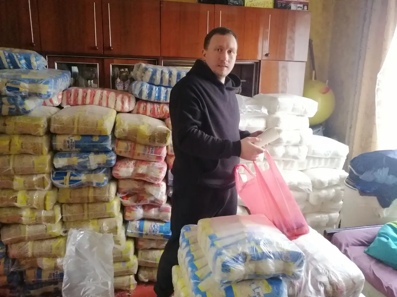 Продуктовые наборы получили жители Донбасса