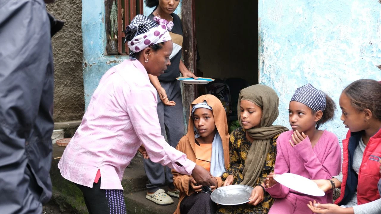 Годуємо дітей в Ефіопії та Індії разом